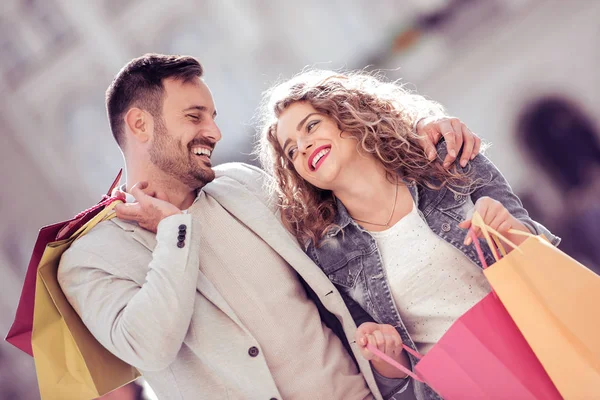 Porträt eines Paares mit Einkaufstüten — Stockfoto