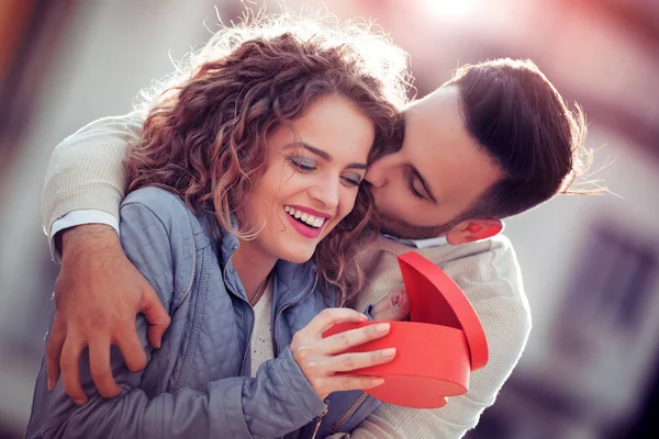 Sonriente joven hombre y mujer — Foto de Stock