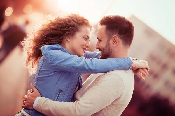 Feliz jovem casal — Fotografia de Stock