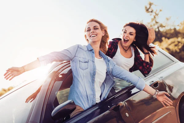 Freundinnen genießen lange Autofahrt — Stockfoto