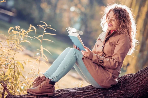 Mujer feliz leyendo libro —  Fotos de Stock
