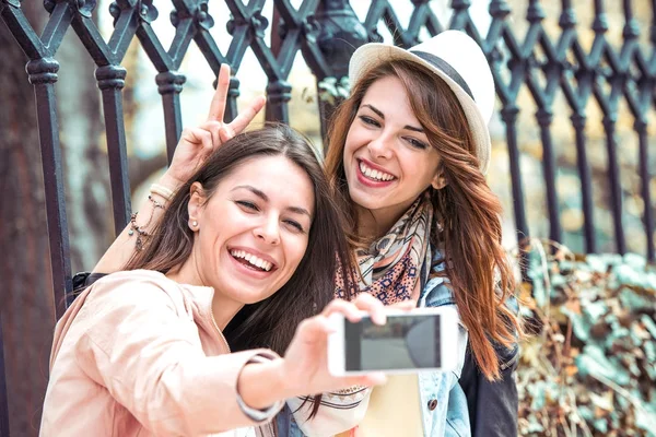 Duas mulheres a tomar selfie — Fotografia de Stock