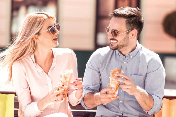 Pareja comiendo sándwiches — Foto de Stock