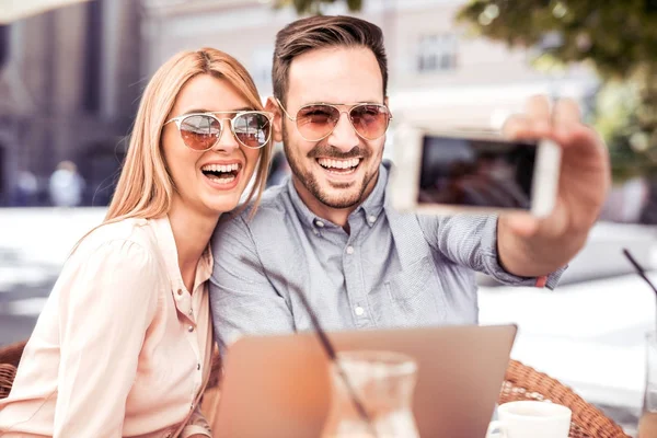 Pareja tomando selfie — Foto de Stock