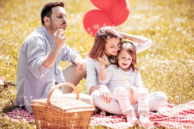 Genç çift, kızları ile