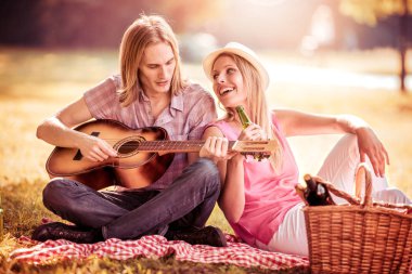 Çift gitar ile eğleniyor