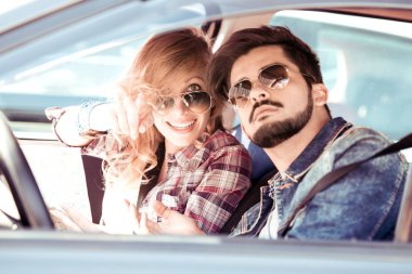 arabaya binme Çift.