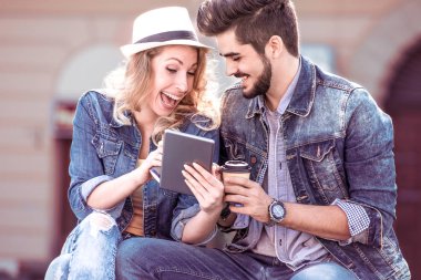 Mutlu çift kahve içiyor.