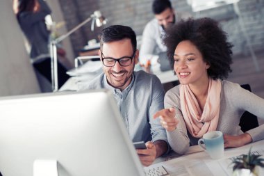 İş adamları projeyi tartışıyor 