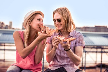 Mutlu çift Pizza yeme.