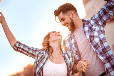 Mutlu çift eğleniyor. 