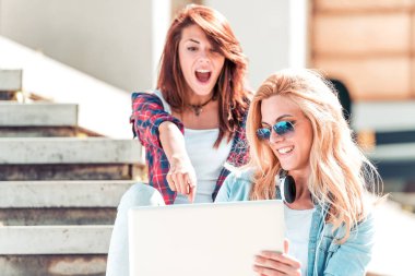 erkek öğrenciler dizüstü kullanarak 