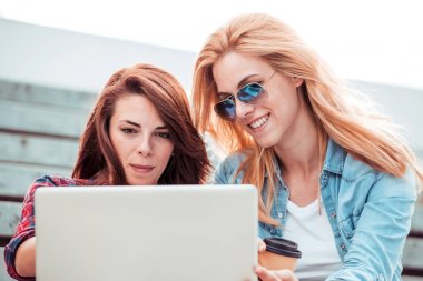 erkek öğrenciler dizüstü kullanarak 