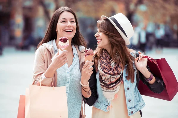 Duas mulheres comendo sorvete — Fotografia de Stock