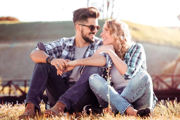 Paret sitter på gräs — Stockfoto