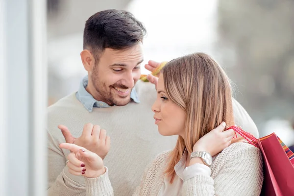 Unga par med shoppingväskor — Stockfoto