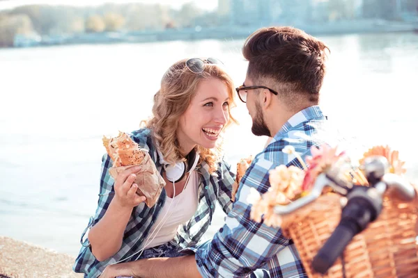 Pareja feliz comiendo sándwiches — Foto de Stock