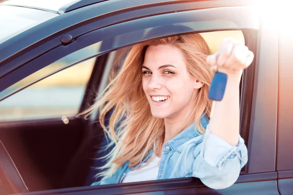 Junge Frau fährt Auto — Stockfoto