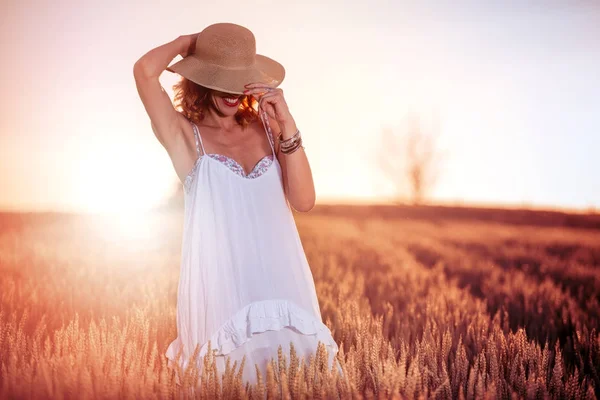 Mooie vrouw in tarweveld. — Stockfoto