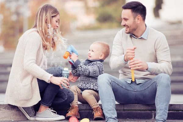 Junges Paar mit kleinem Sohn — Stockfoto