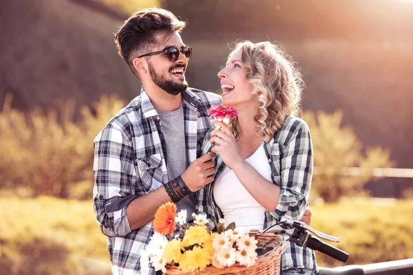 Casal sentado na grama — Fotografia de Stock