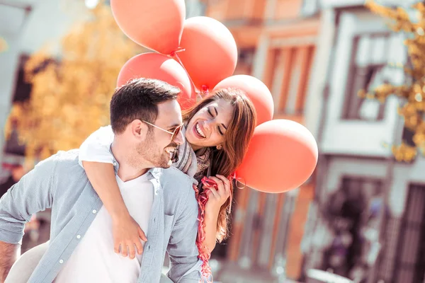 Lyckliga par med röda ballonger. — Stockfoto