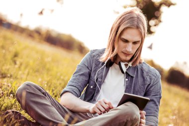 Adam gitar doğa ile.