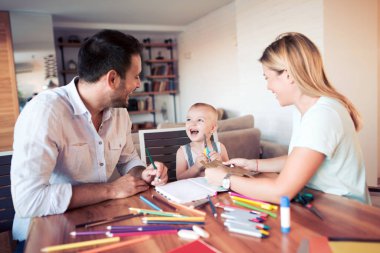 Baba ve bebek çocuk dijital tablet ile oynamak.