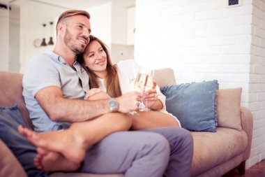 Bir çocukla evde mutlu aile.