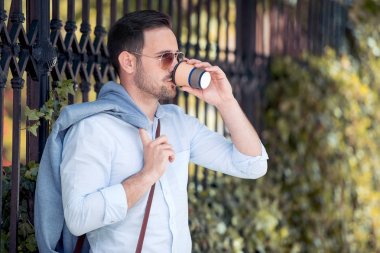 Sokakta yürüyen yakışıklı genç adam..