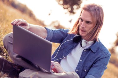 Adam gitar doğa ile.