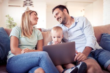 Baba ve bebek çocuk dijital tablet ile oynamak.