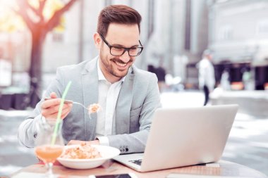 Öğle tatilinde genç adam.