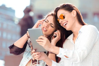 Sokakta açık müzik genç trendy kız.