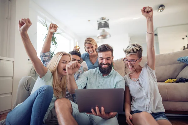 Hermosas parejas jugando videojuegos en la consola — Foto de Stock