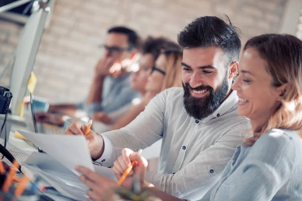 Trabajando juntos en el proyecto . — Foto de Stock