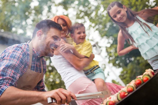 행복 한 젊은 가족 바베 큐 그릴에 고기. — 스톡 사진