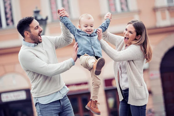 Porträtt av lycklig familj i city — Stockfoto