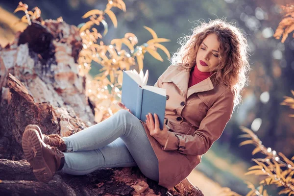 Портрет красивої жінки, що читає книгу в природі . — стокове фото