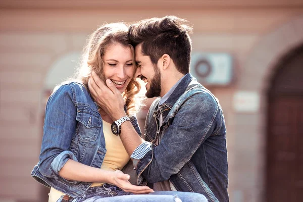 Mladý pár v lásce, objímání na ulici — Stock fotografie