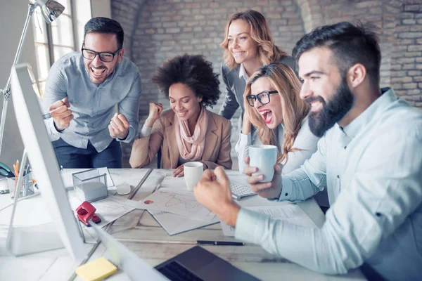 Genç iş takım kadar silah ile bir zafer kutluyor