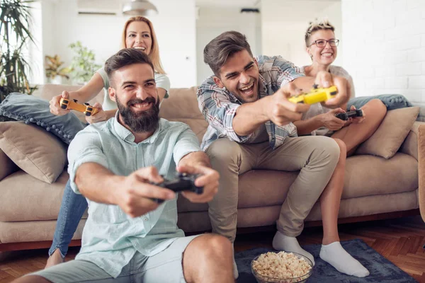 Beaux couples jouant à des jeux vidéo sur console — Photo