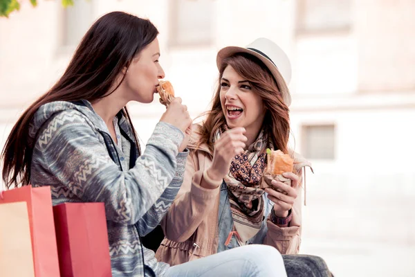 Mujeres jóvenes y atractivas están disfrutando al aire libre después de ir de compras . — Foto de Stock