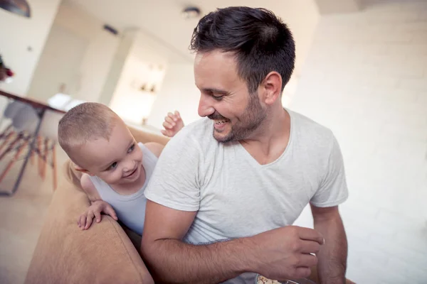 Retrato de familia feliz en la ciudad —  Fotos de Stock