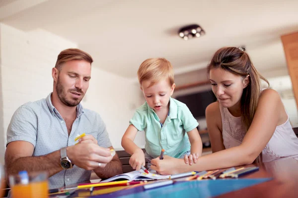 Gelukkig gezin met een kind thuis. — Stockfoto