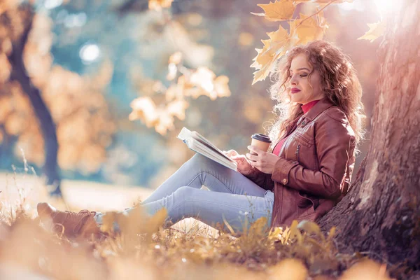 Retrato de mujer hermosa leyendo libro en la naturaleza . —  Fotos de Stock