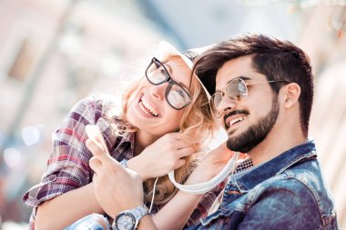 Biraz kahve sahip enerjik Romantik Çift