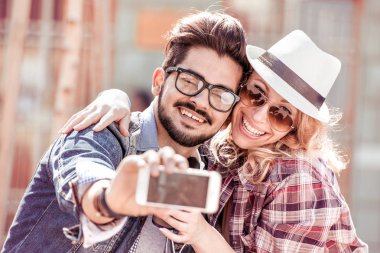 Biraz kahve sahip enerjik Romantik Çift