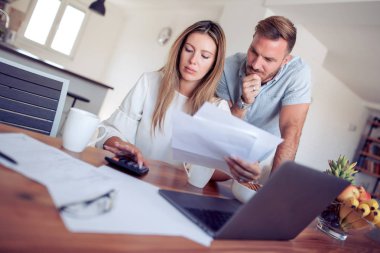 Çift oturma evde kanepede birlikte