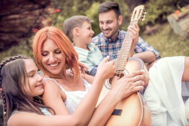 Aile yazın bahçede öğle yemeği yiyor..